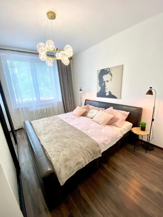 James Dean Apartment - Next To Nivy Bus Station & Mall Братислава Екстериор снимка