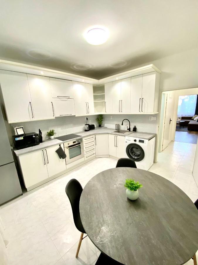 James Dean Apartment - Next To Nivy Bus Station & Mall Братислава Екстериор снимка
