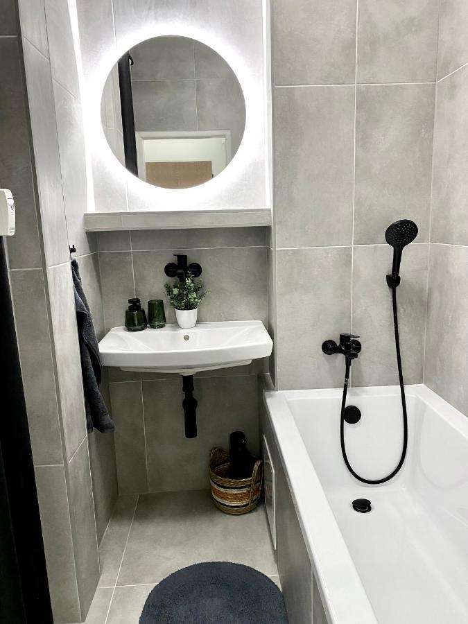 James Dean Apartment - Next To Nivy Bus Station & Mall Братислава Екстериор снимка